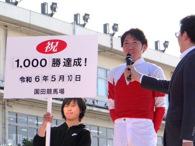 地方競馬通算1000勝を達成した廣瀬航騎手 (C)兵庫県競馬組合