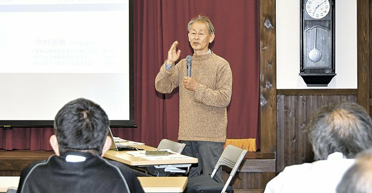 奈良井区民に対し、倉敷の重伝建地区の現状について語る中村さん