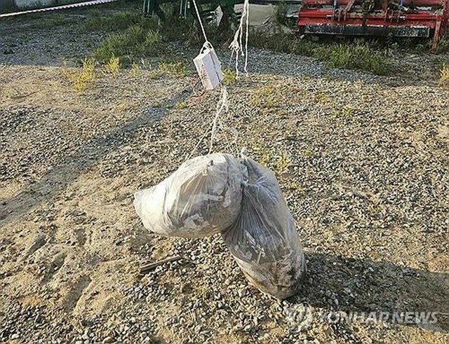 ソウル北方の京畿道坡州市で29日午前に見つかった風船の残骸。ごみとみられるもの入っており、軍当局が分析を進めている（読者提供）＝（聯合ニュース）≪転載・転用禁止≫