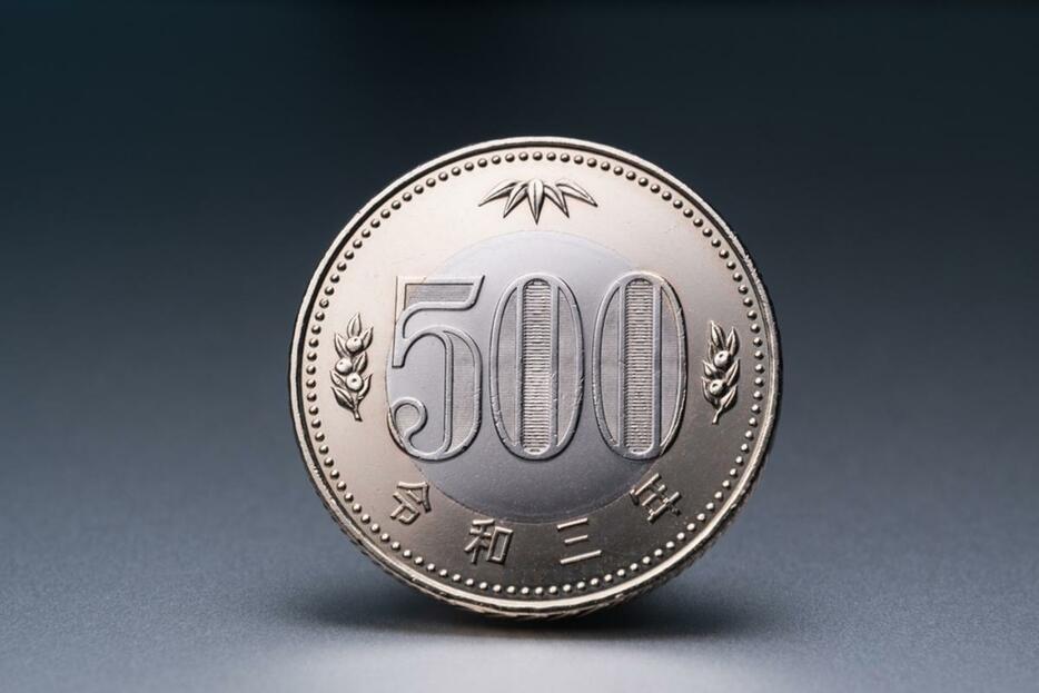 「新500円玉」ってレアなんですか？ いまだに見かけたことがないのですが、流通量が少ないのでしょうか？ 銀行などで「交換」してもらえますか？