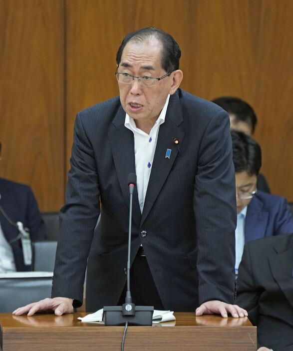 衆院総務委で答弁する松本総務相＝28日午前