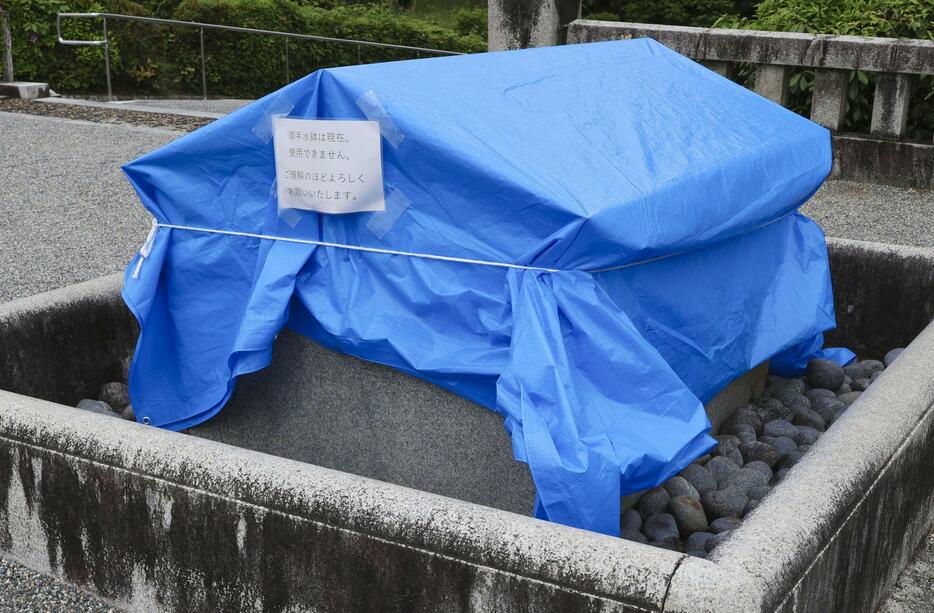 ブルーシートで覆われたちょうず鉢＝8日、京都市伏見区の明治天皇陵