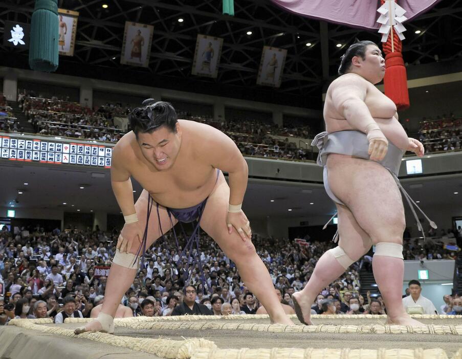 熱海富士（右）に上手投げで敗れた豊昇龍＝両国国技館