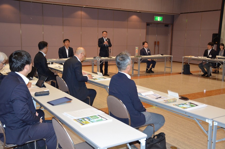 あいさつする篠田会長（市文化会館で）