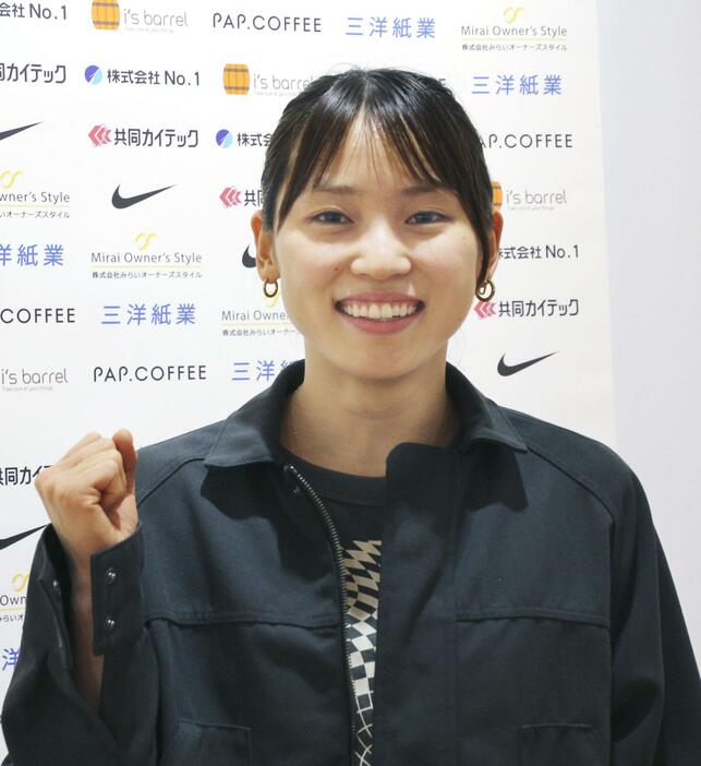 フェンシングのパリ五輪代表に決まり、ガッツポーズする女子フルーレの東晟良＝20日、羽田空港