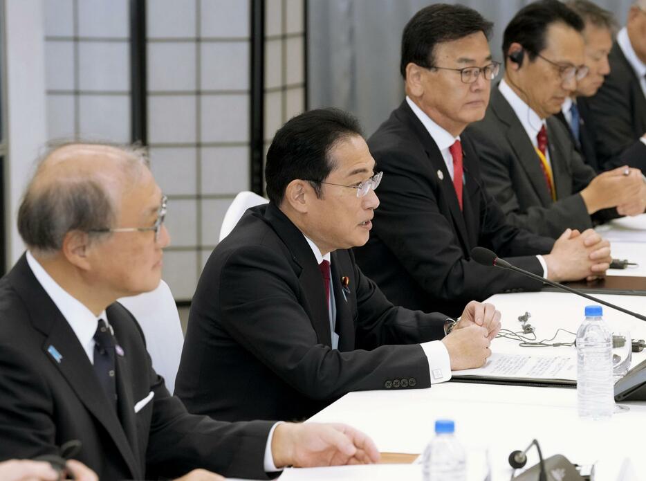 中国の李強首相と会談する岸田首相（左から2人目）＝26日、ソウル（共同）