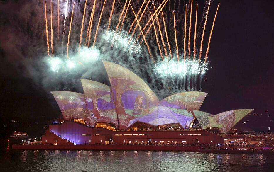 24日、オーストラリア・シドニーで始まった光の祭典でライトアップされたオペラハウス（共同）