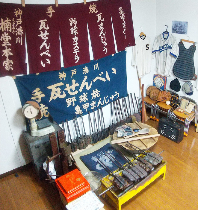 志方さんの部屋にある「野球カステラ」の秘蔵コレクション（写真提供：志方功一さん）