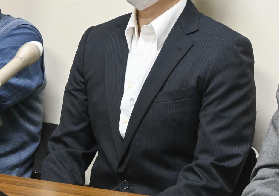 提訴後に記者会見する原告の男性＝13日午後、大津市