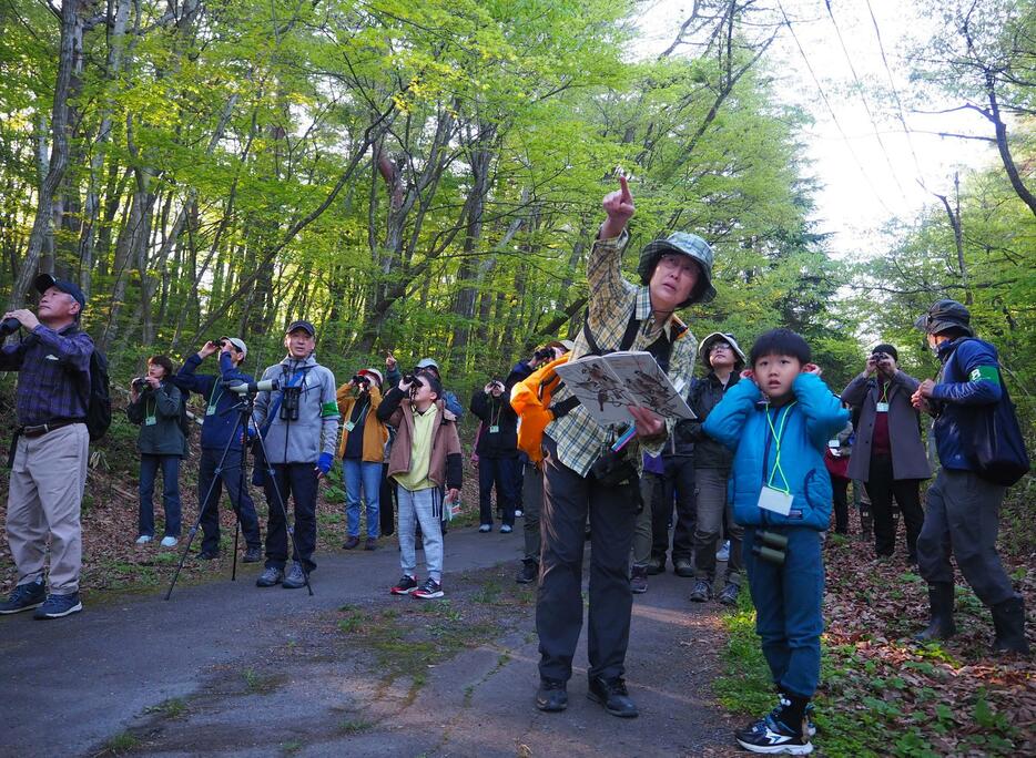 日本野鳥の会諏訪支部メンバーの案内で野鳥を観察する「小鳥バス」の参加者