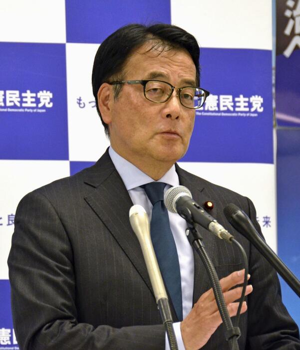 記者会見する立憲民主党の岡田幹事長＝21日午後、国会