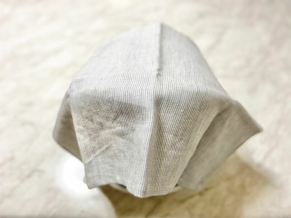 （4）ふたを半開きにしたまま、上からタオルをかけ、保温モードで6時間おく。