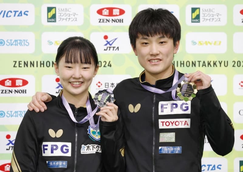 卓球男子の張本智和（右）と、卓球女子の妹美和＝１月、東京体育館