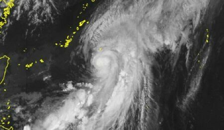気象衛星ひまわりが撮影した29日午前10時半現在の台風1号（気象庁のHPから）