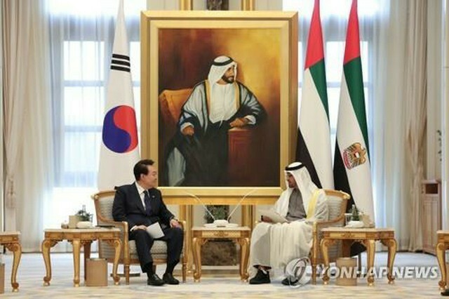 2023年1月15日、UAEの首都アブダビで首脳会談を行う韓国の尹大統領（左）とUAEのムハンマド大統領＝（聯合ニュース）