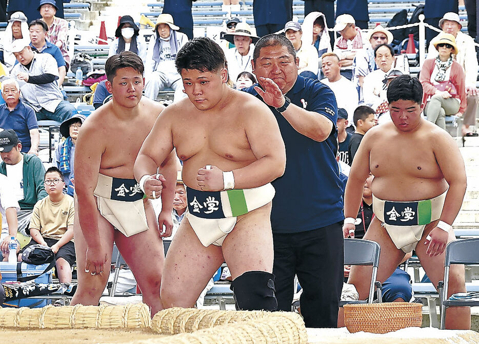 団体決勝トーナメントを前に気合を入れる金沢学院大附チーム＝金沢市の石川県卯辰山相撲場