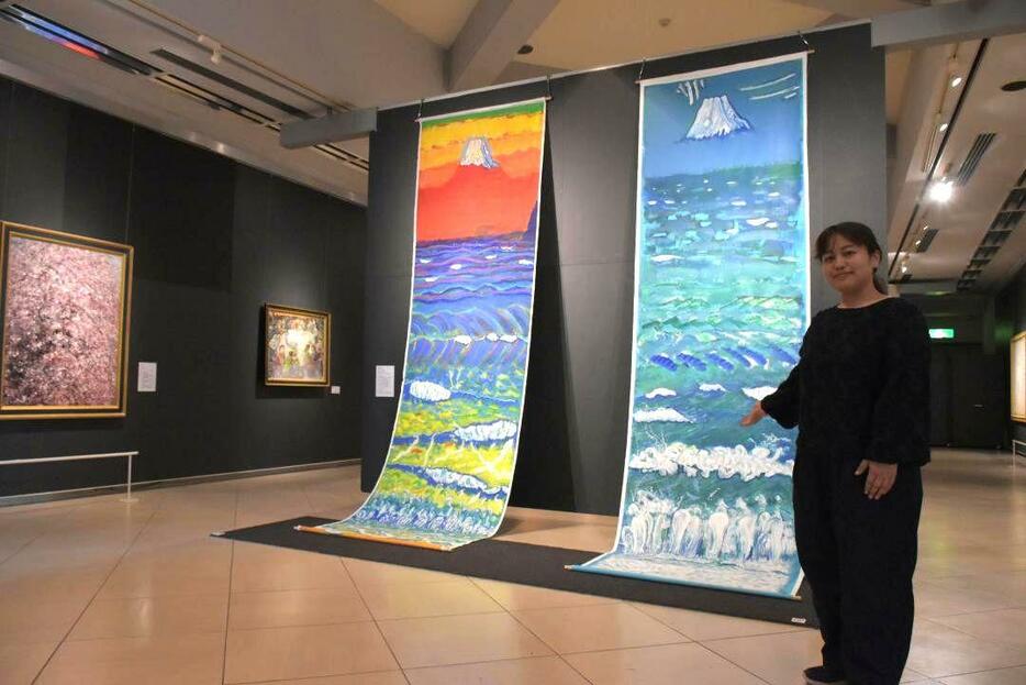 佐藤泰生さんの「朝陽　富士と波」(左)と「旭日　富士と波　青」=笠間市の笠間日動美術館