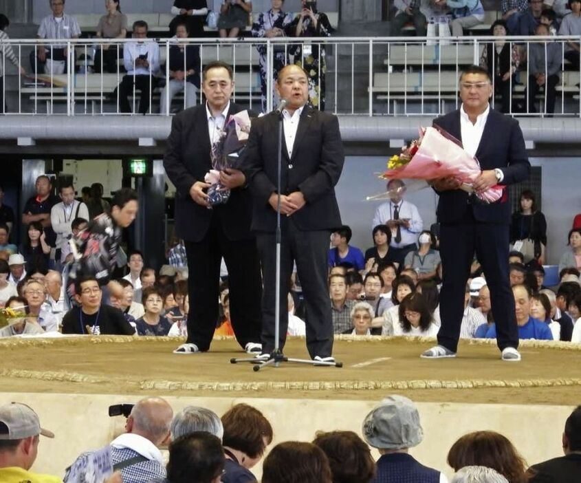 ’18年、北海道帯広市の夏巡業であいさつする八角理事長。左は芝田山親方、右は伊勢ノ海親方（元前頭北勝鬨）。八角理事長と芝田山親方は改革をすすめる「同志」だったはずだが……