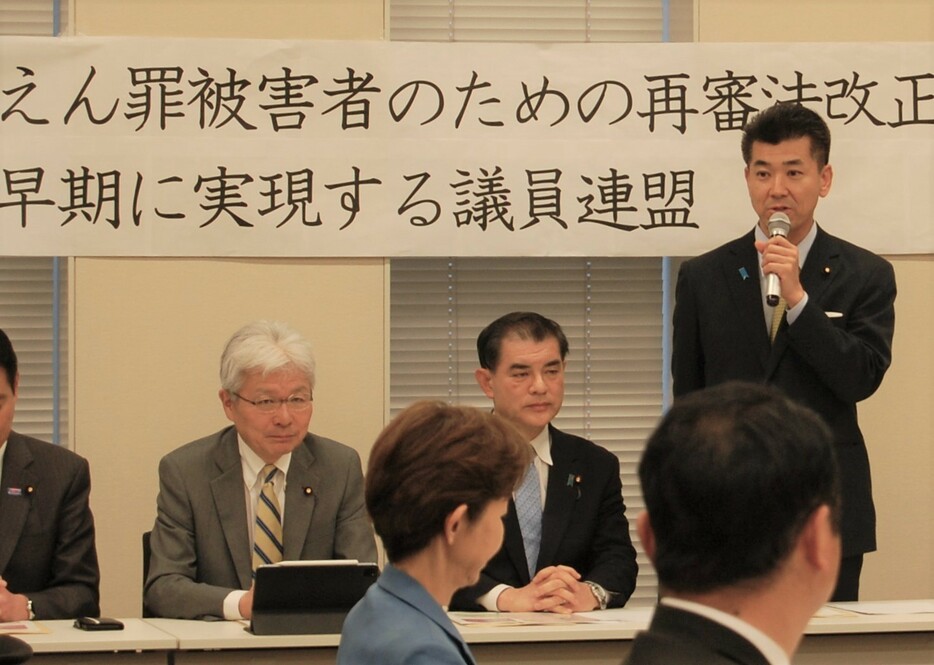 右から顧問の泉健太立憲民主党代表、会長の柴山昌彦自民党政務会長代理、幹事長の逢坂誠二立憲民主党代表代行。（撮影／佐藤和雄）