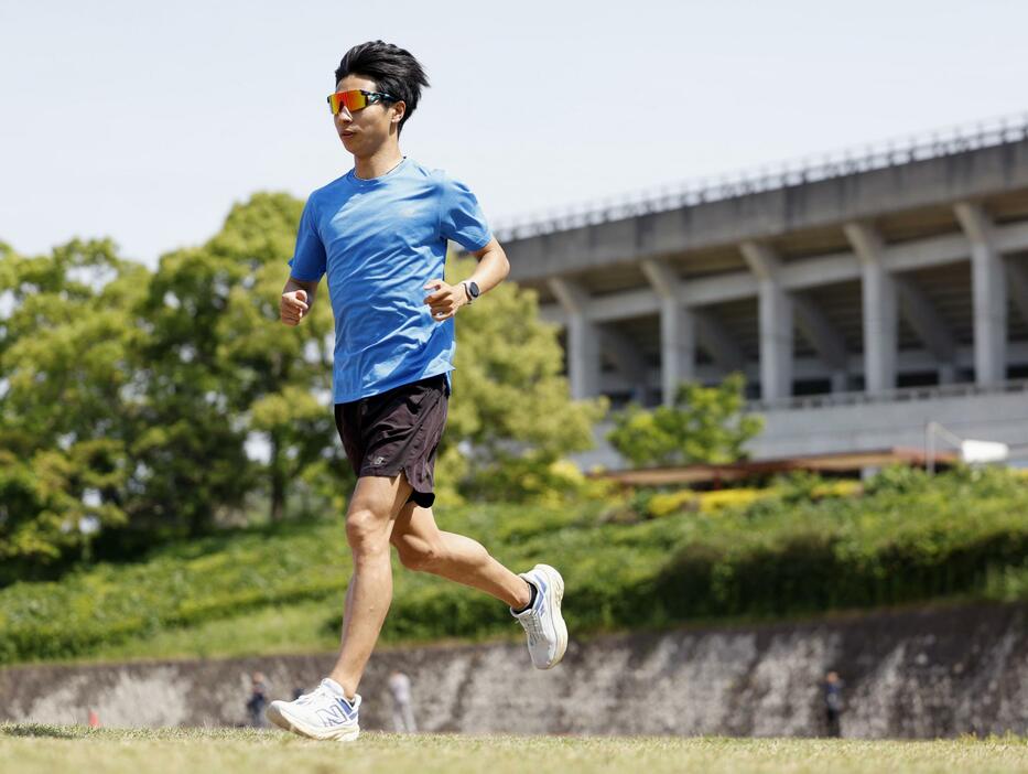 練習を公開した、パリ五輪男子マラソン代表の赤崎暁＝21日、福岡市