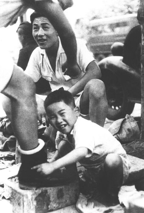 靴磨きをする戦争孤児＝１９４６年８月