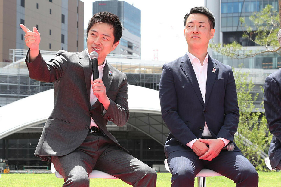 吉村洋文知事（左）と横山英幸市長（グラングリーン大阪のまちびらき前イベントで）