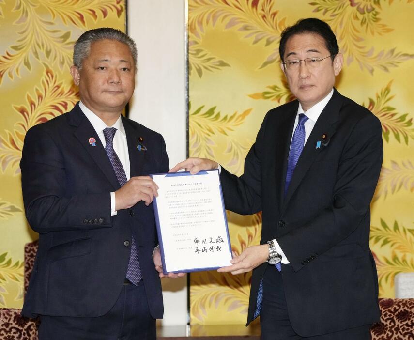 合意文書を交わす日本維新の会の馬場代表（左）と岸田首相＝31日午前、国会