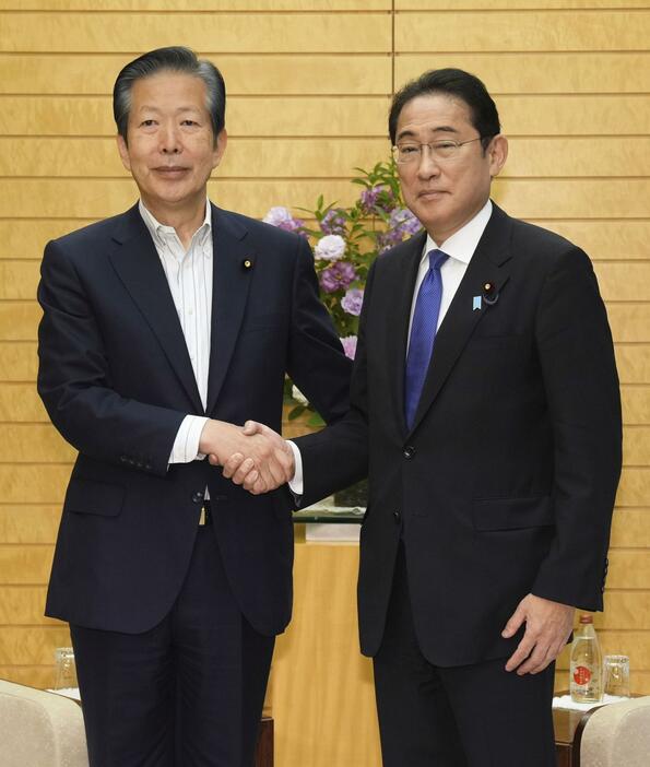 会談前に、公明党の山口代表（左）と握手する岸田首相＝31日午前、首相官邸