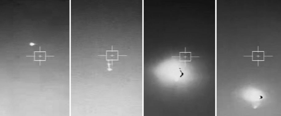 北朝鮮が発射したと主張する偵察衛星を載せた運搬ロケットの爆発の映像（左から右へ）。韓国北西部の島しょ地域に展開した韓国軍の警備艇が撮影した＝27日（同軍提供）