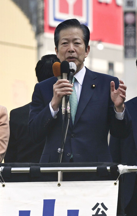 街頭演説する公明党の山口那津男代表＝2日午前、東京都豊島区