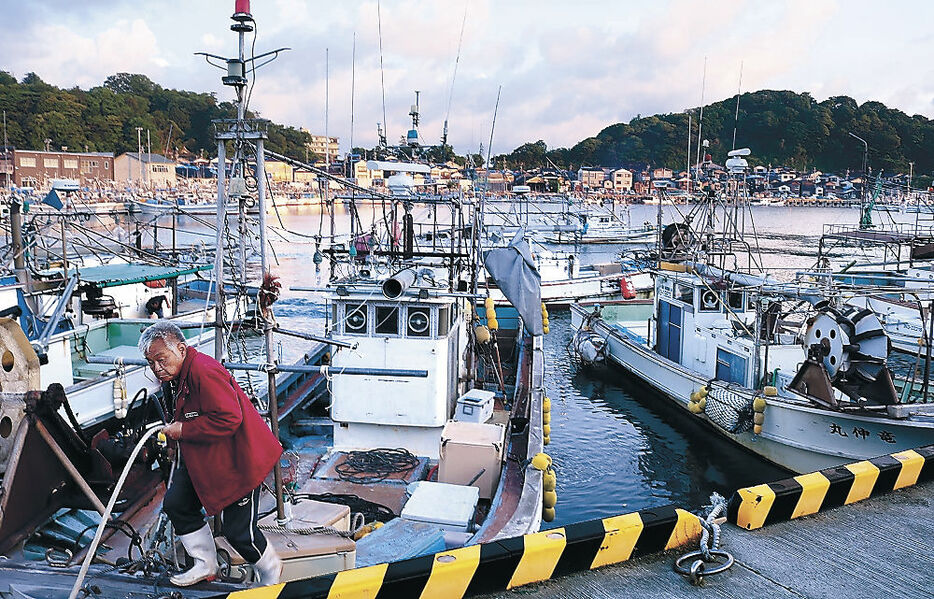 輪島港の浚渫スペースを空けるため、舳倉島に向かう漁船＝同港