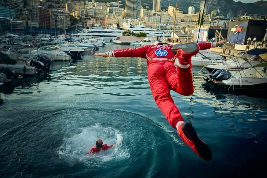 悲願の母国F1モナコGP初優勝を果たし海にダイブするシャルル・ルクレール（フェラーリ）