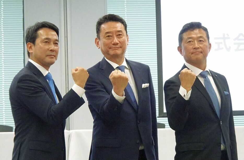 左から山内副社長COO、田中社長CEO、伊藤忠の真木執行役員