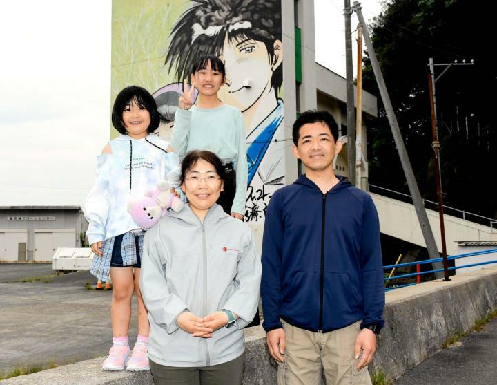 高井神島に移住した馬場さん一家。（右下から時計回りに）政典さん、智恵さん、天麗さん、陽葵さん