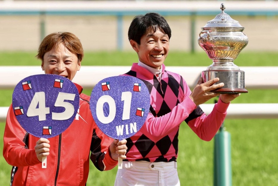 武豊騎手の4501勝目を祝福した池添騎手 (C)Super Markun