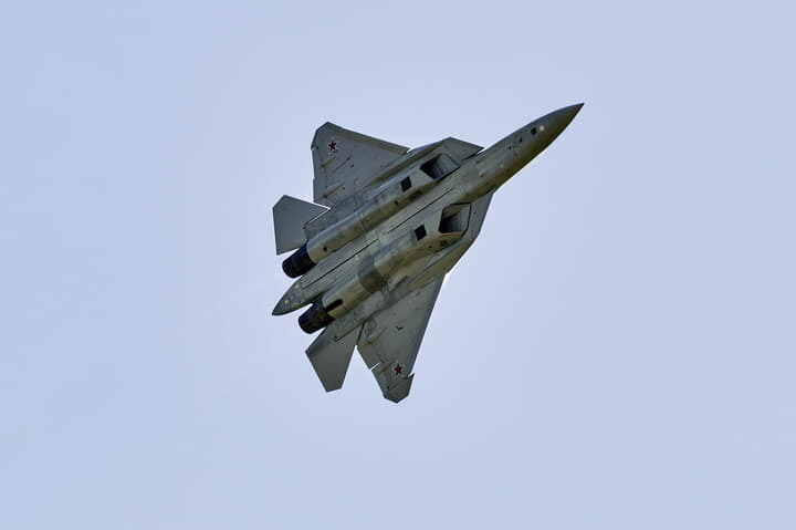 モスクワ州ジューコフスキーの上空を飛ぶSu-57（2021年）　Photo by Mihail Siergiejevicz / SOPA Imag/Sipa USA