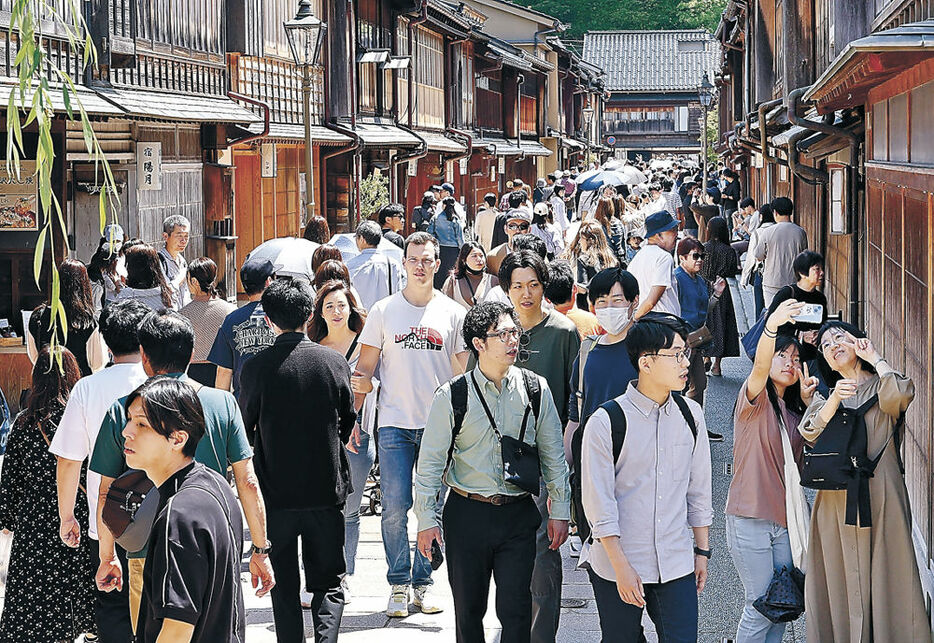 大勢の観光客で混み合う通り＝金沢市のひがし茶屋街