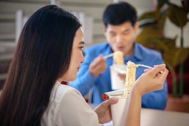 職場でカップ麺を食べた人の臭いが…　※画像はイメージです（lmanju/stock.adobe.com）