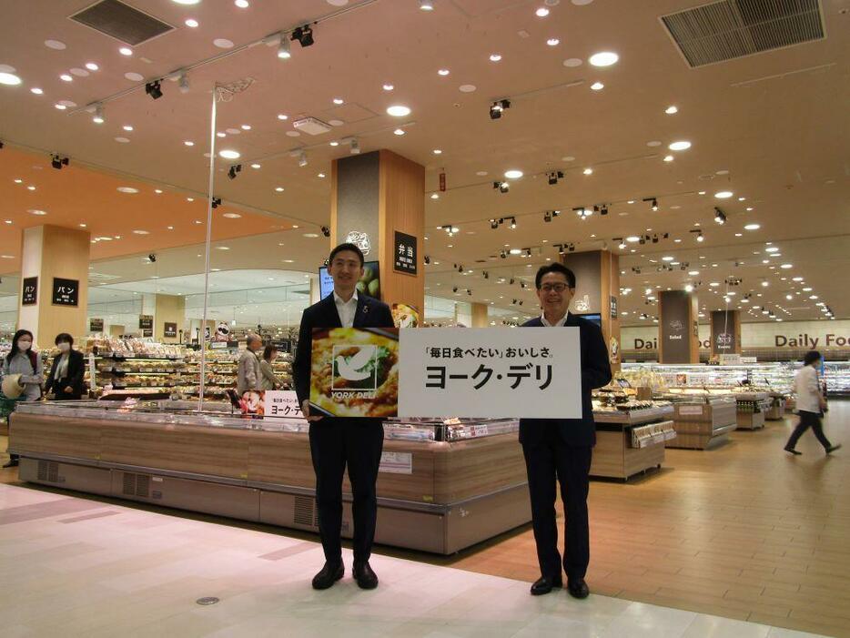 イトーヨーカドー大森店の改装された惣菜売場に立つ山本哲也社長（右）と伊藤弘雅取締役執行役員商品本部長