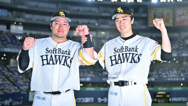 山川穂高選手（左）と和田毅投手（右）【写真:時事】