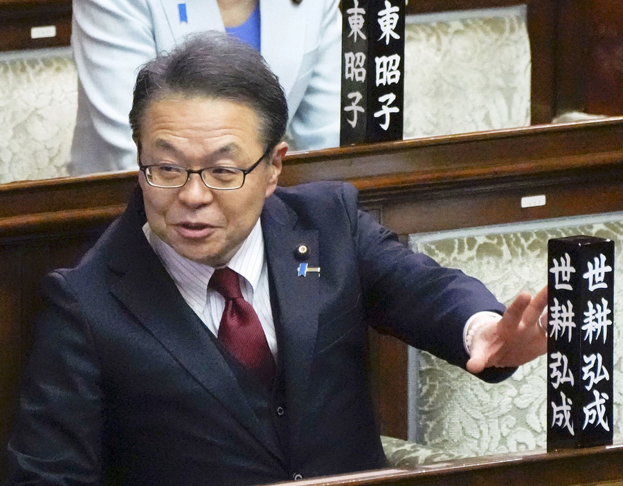 4月5日、参院本会議場の議席に着く世耕弘成氏