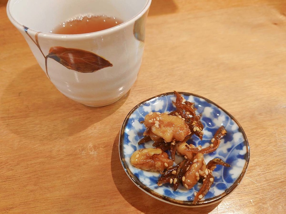 お茶と佃煮をつつきながら定食の到着を待つ