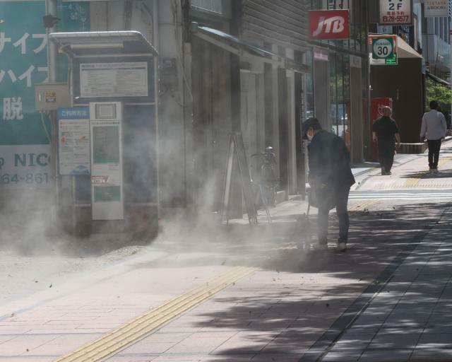 強風で砂ぼこりが舞う宮崎市の高千穂通り＝１６日午前