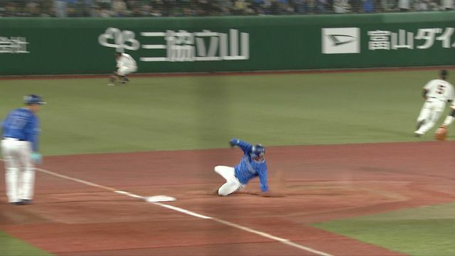 3塁を回る前に転倒する森敬斗選手(画像：日テレジータス)