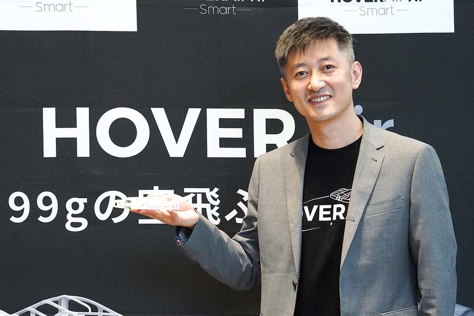 空飛ぶAIカメラ「HOVERAir X1 Smart」を開発した、Zero Zero Roboticsの創業者でありCEOのMengqiu Wang氏