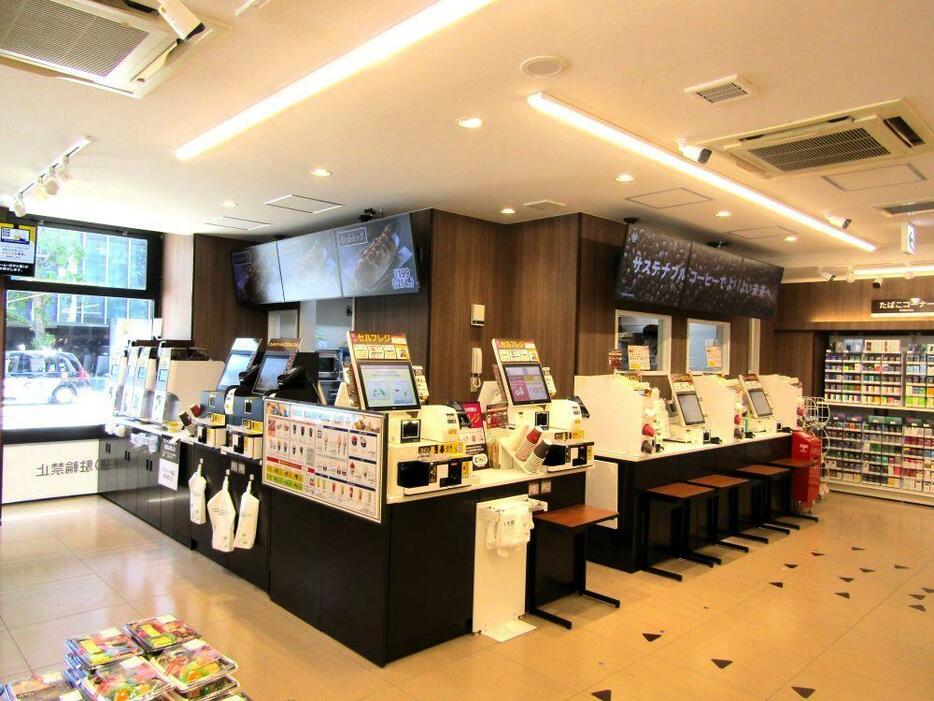 ニストップのフラッグシップ店「ミニストップ神田錦町1丁目店」。厨房（写真奥）から専門店品質のFFをできたてで提供する。