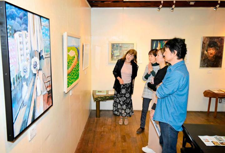 絵の楽しさが伝わる作品が並んだ全日本アートサロン絵画大賞展の「えひめ入選作品展」