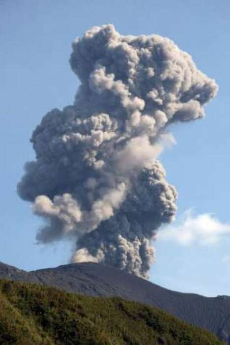 噴煙を上げる諏訪之瀬島の御岳（資料写真）