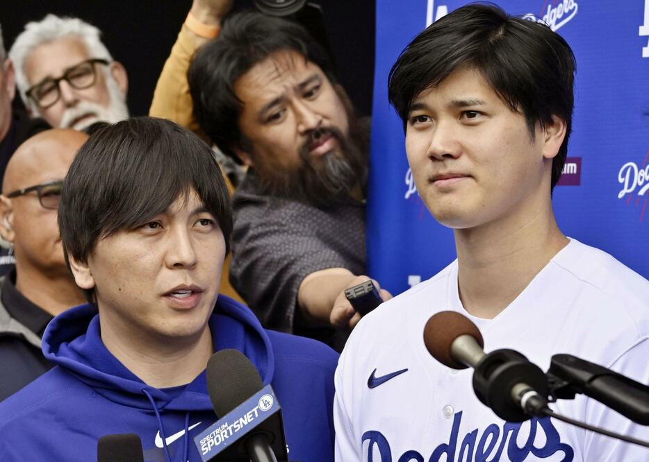 米大リーグ、ドジャースの大谷翔平選手（右）と水原一平被告＝2月、ロサンゼルス（ゲッティ＝共同）