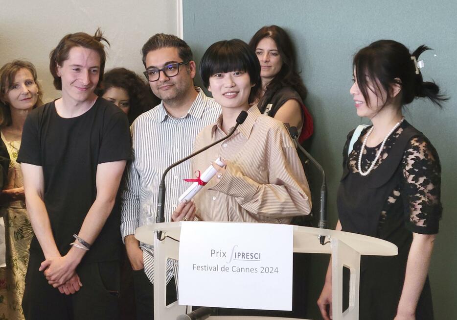 国際批評家連盟賞を受賞した山中瑶子監督（手前右から2人目）＝25日、フランス・カンヌ（共同）
